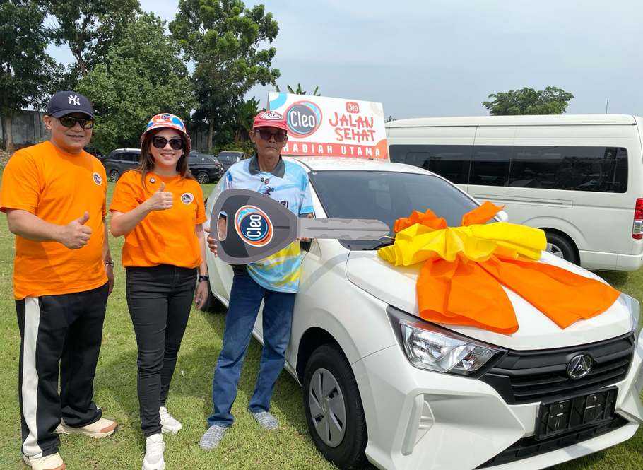 Direktur Utama Cleo, Melisa Patricia Tanoko, didampingi Direktur Penjualan dan Distribusi Cleo, Toto Sucartono, menyerahkan hadiah utama satu unit mobil kepada Ali Subagyo yang berhasil membawa pulang hadiah utama. - (Beritasatu.com/Yurike Metriani)