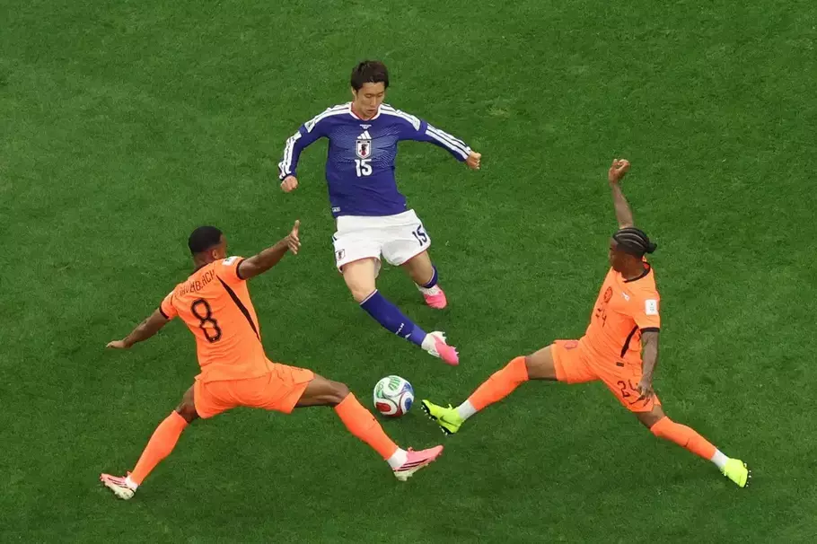 Ryan Gravenberch (8) dan Crysencio Summerville (24) dari Belanda berebut bola melawan Daichi Kamada (15) dari Jepang selama pertandingan sepak bola Grup F Piala Dunia antara Belanda dan Jepang di Arlington, Texas, dekat Dallas, Minggu, 14 Juni 2026. - (AP Photo/Sam Hodde)