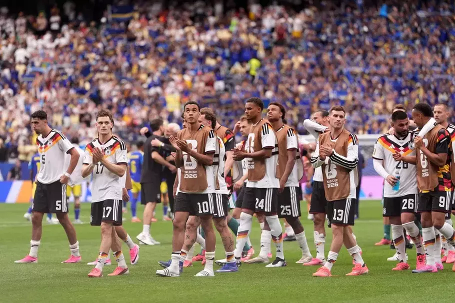 Pemain Jerman memberikan apalus kepada penonton seusai membantai Curacao 7-1 pada laga perdana Piala Dunia 2026. - (AP Photo/Eric Gay)