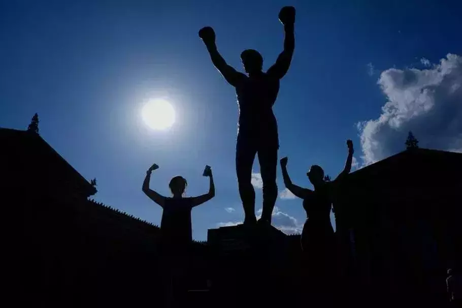 Sejumlah orang berpose di depan patung Rocky di Philadelphia selama Piala Dunia FIFA 2026, Jumat 12 Juni 2026. Patung ikonik tersebut menjadi salah satu lokasi favorit wisatawan dan suporter untuk berfoto di tengah berlangsungnya turnamen. - (AP/Petr David Josek)