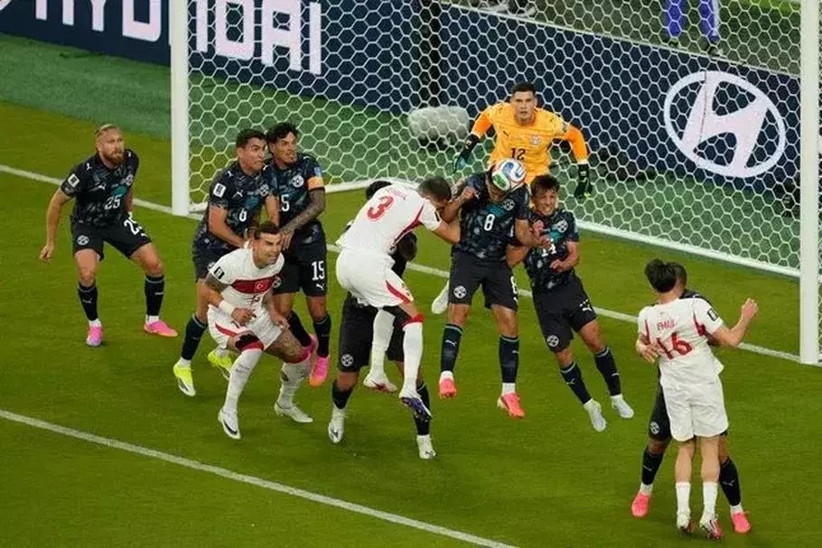 Turki menelan pil pahit setelah kalah dari Paraguai 0-1. Hasil ini membuat Turki harus pulang terlebih dahulu dari Piala Dunia 2026. - (AP Photo/Jeff Chiu)