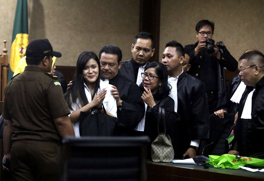 Terdakwa kasus pembunuhan Wayan Mirna Salihin, Jessica Kumala Wongso (tengah), memberikan salam seusai mengikuti sidang dengan agenda pembacaan vonis di PN Jakarta Pusat, Jakarta, 27 Oktober 2016. - (BeritaSatu Photo/Joanito De Saojoao)