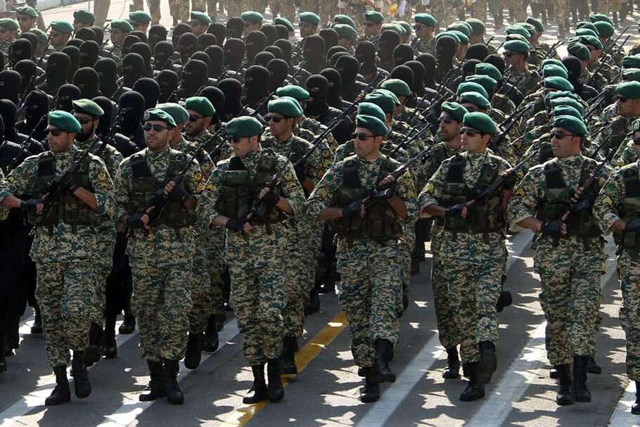 Pasukan militer Iran dalam sebuah parade. - (Middle East Monitor)