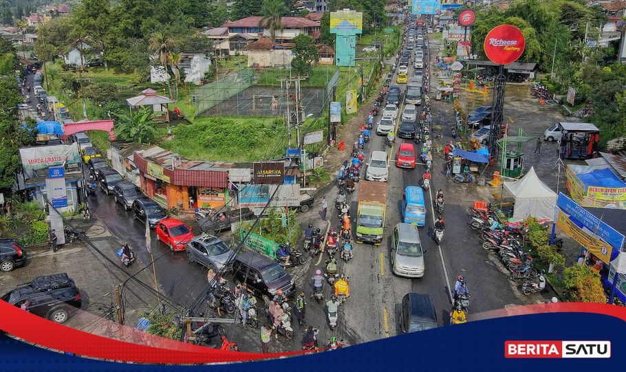 Akhir Pekan, Jalur Puncak Bogor Macet Oleh Wisatawan - Halaman 1