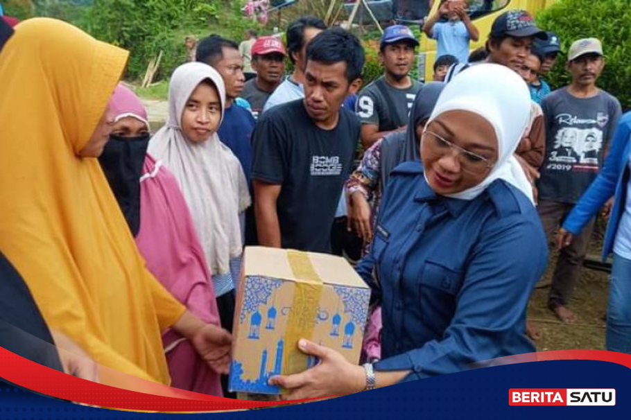 BNPB Berikan Bantuan Bagi Korban Bencana Banjir Mamuju - Halaman 1