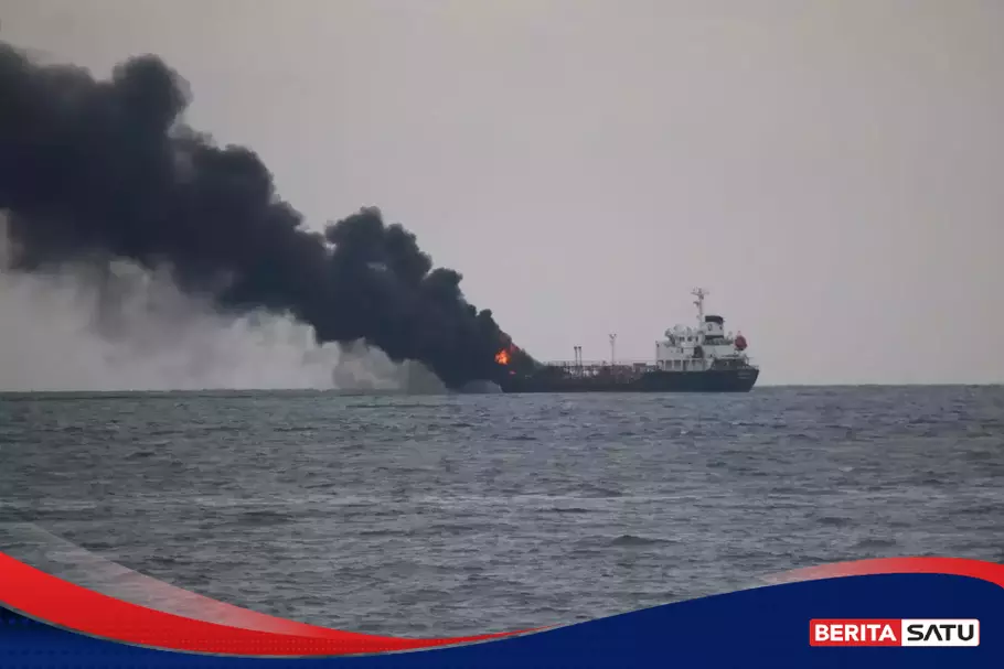 Kebakaran Kapal Pengangkut BBM Pertamina, Warga Dengar Ledakan