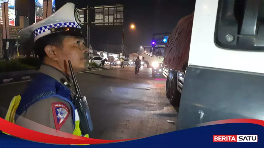 Langgar Aturan Operasional, Truk Sumbu 3 Ditindak Polisi