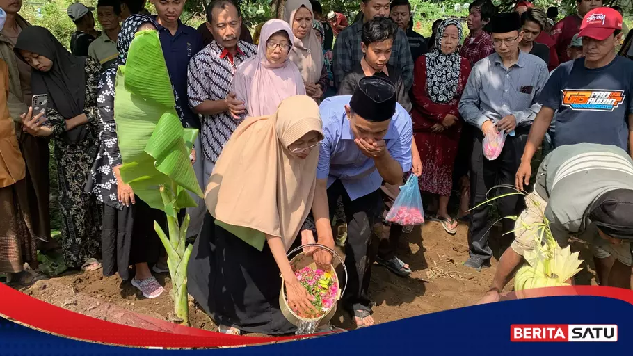 Isak Tangis Warnai Pemakaman Mahasiswa UI Yang Dibunuh Kakak Tingkat ...