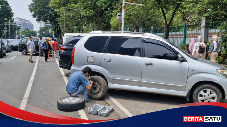 Parkir Sembarangan Di Monas, Siap-siap Ban Mobil Digembosi