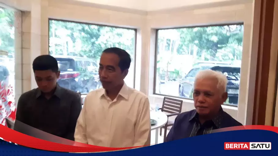 Delivering an invitation to his son's wedding, Hatta Rajasa meets Jokowi Solo