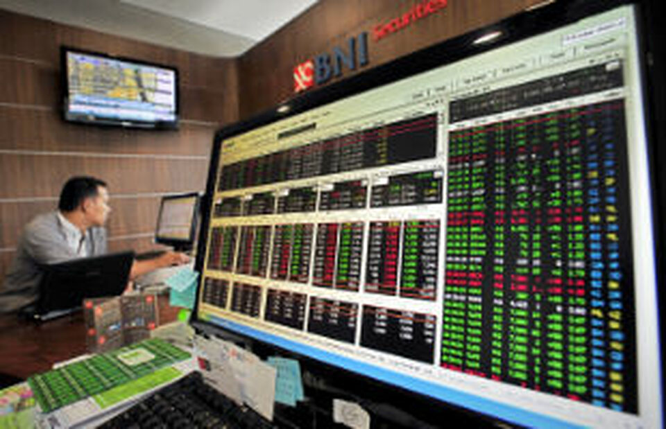 Pialang saham mengamati pergerakan IHSG di BNI Securities, Jakarta, Jumat (29/9).