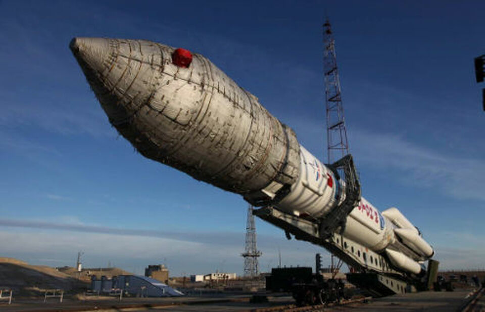 Sebuah roket Proton-M milik Rusia, yang dipergunakan untuk membawa satelitnya ke luar angkasa.