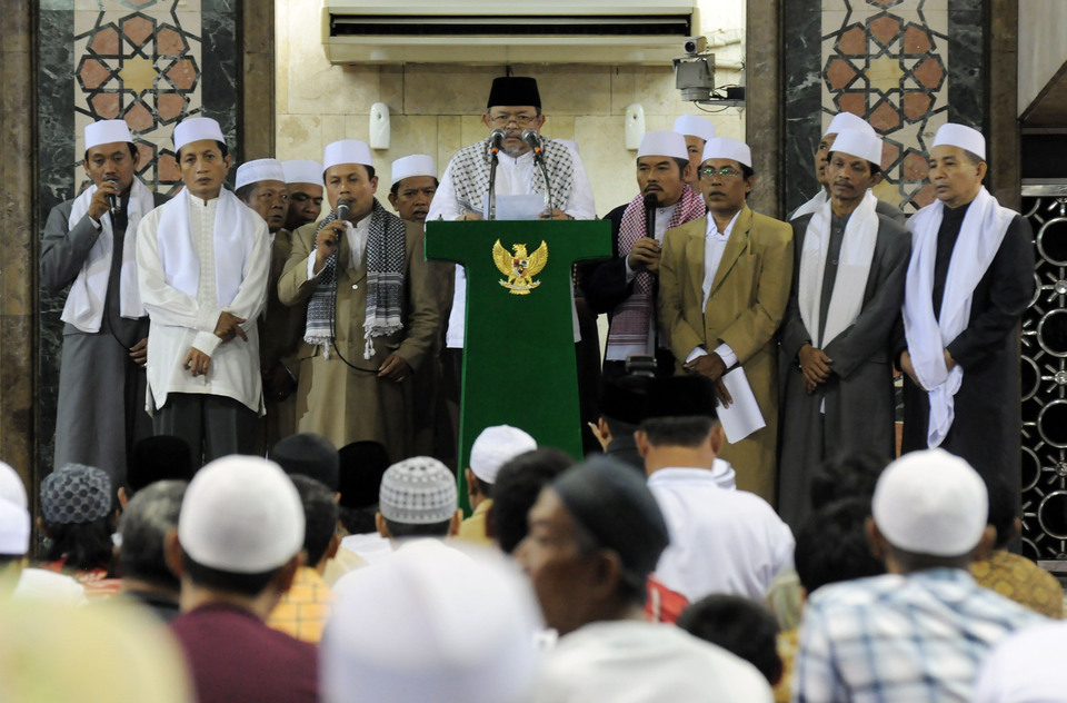 Imam Besar Masjid Istiqlal, Prof. Dr. Ali Mustafa Yaqub (Tengah) memimpin Jalannya Takbir Akbar Nasional didampingi para ustadz dan kyai di Masjid Istiqlal Jakarta, Agustus lalu.