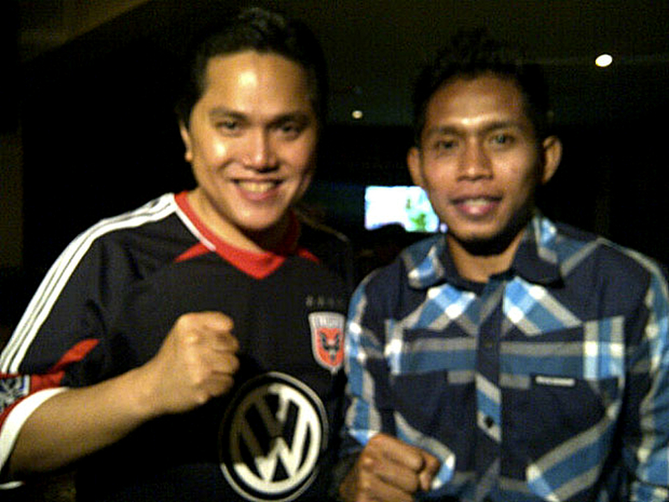 Andik Vermansyah (kanan) bersama Erick Thohir, co-owner DC United.