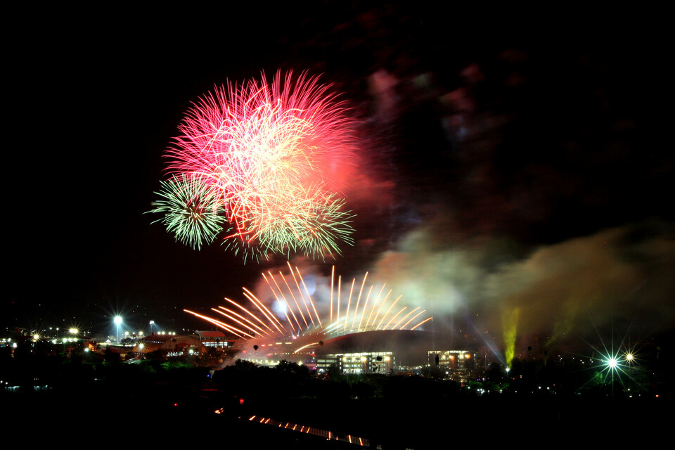 Kembang api spektakuler yang mewarnai pembukaan SEA Games XXVI.