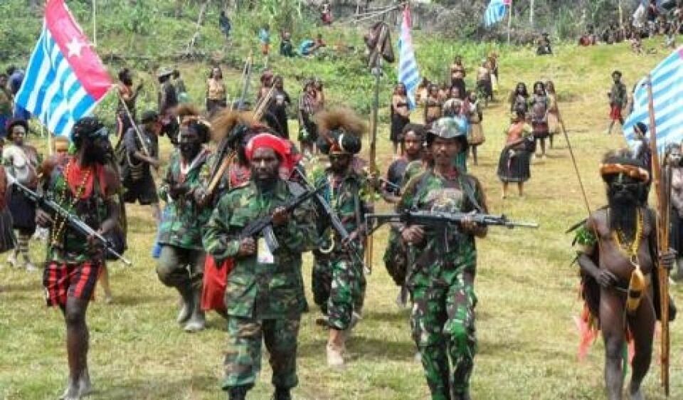 Panglima Tinggi Tentara Pembebasan Nasional-Organisasi Papua Merdeka (TPN-OPM) Goliath Tabuni (mengenakan ikat kepala merah)