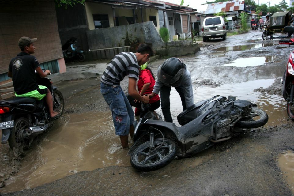 Diguyur Hujan, Belasan Pengendara Sepeda Motor Jatuh