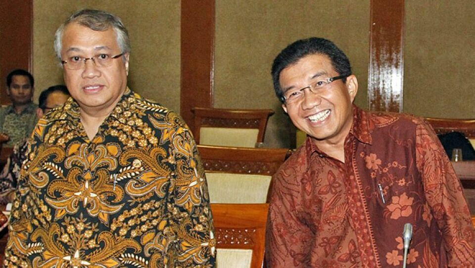 Ketua Dewan Komisioner Otoritas Jasa Keuangan (OJK) Muliaman D. Hadad (tengah) dan Wakil Ketua Dewan Komisioner OJK Rahmat Waluyanto (kiri)