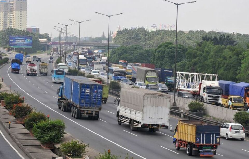 Sejumlah truk melintas di jalan tol Jakarta-Cikampek di kawasan Bekasi.