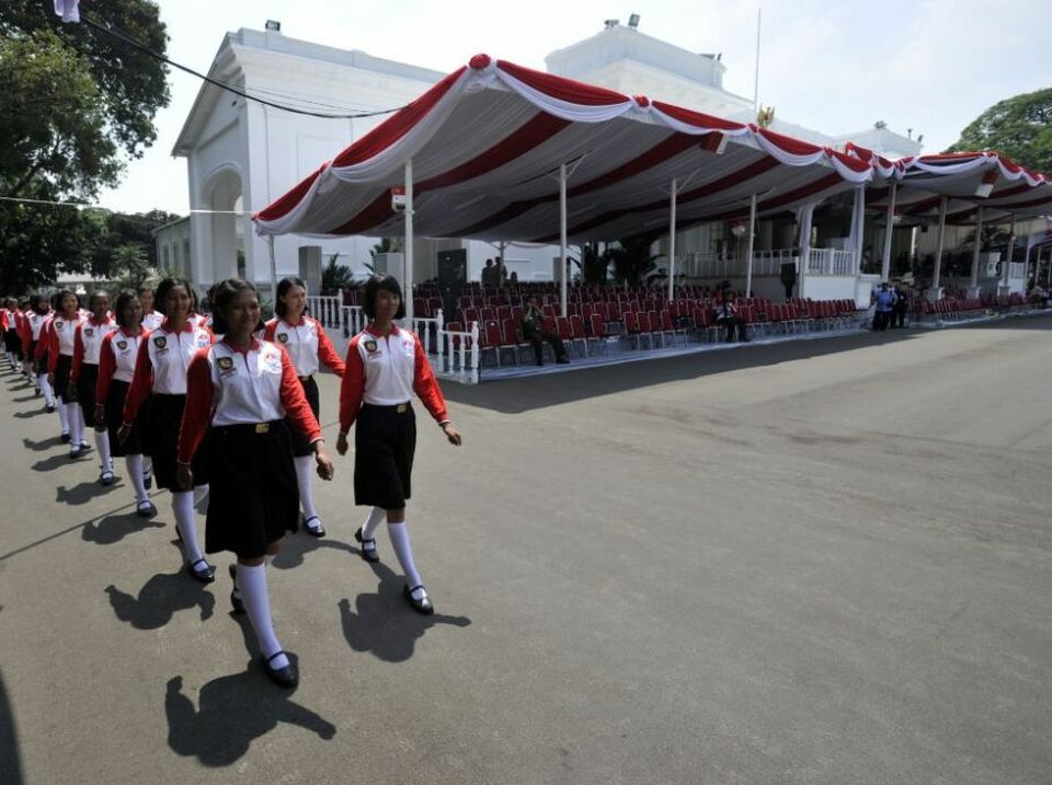 Anggota Paskibraka berbaris saat gladi bersih upacara HUT Kemerdekaan Indonesia ke-68 di Istana Merdeka, Jakarta, Selasa (13/8). Upacara peringatan detik-detik Proklamasi RI akan dilaksanakan pada 17 Agustus 2013 yang dipimpin Presiden Susilo Bambang Yudhoyono.