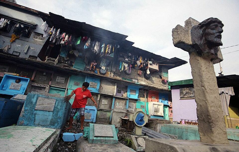 Pemukiman Di Tengah Pemakaman