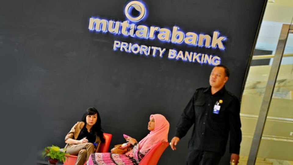 Nasabah mengantre layanan transaksi perbankan di Kantor Pusat Bank Mutiara, Jakarta, Jumat (20/12). Lembaga Penjamin Simpanan (LPS) akan mengucurkan suntikan dana sebesar Rp 1,5 triliun untuk Bank Mutiara (dulu Bank Century), dana itu merupakan pemenuhan aturan Bank Indonesia (PBI) No. 14/18/PBI/2012 mengenai kewajiban penyediaan modal minimum bank umum, memenuhi rasio kecukupan modal (CAR) sebesar 14 persen.