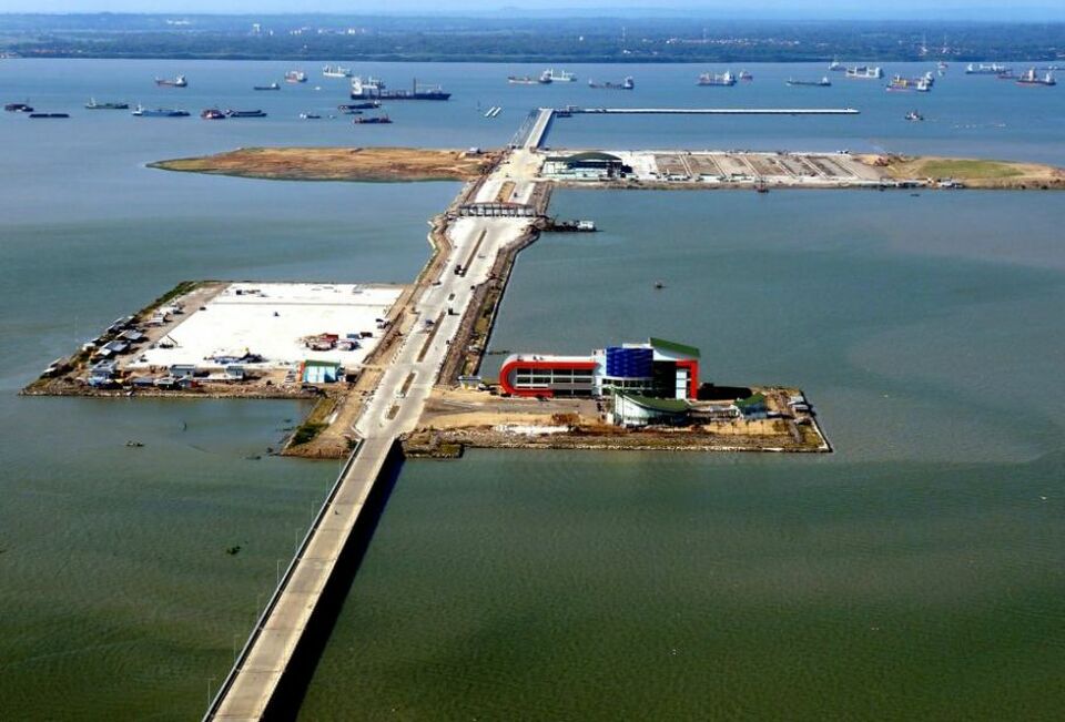 Foto dari udara, mega proyek Pelabuhan Terminal Multipurpose Teluk Lamong di perairan perbatasan Surabaya dan Gresik Jatim, Selasa (6/5). 