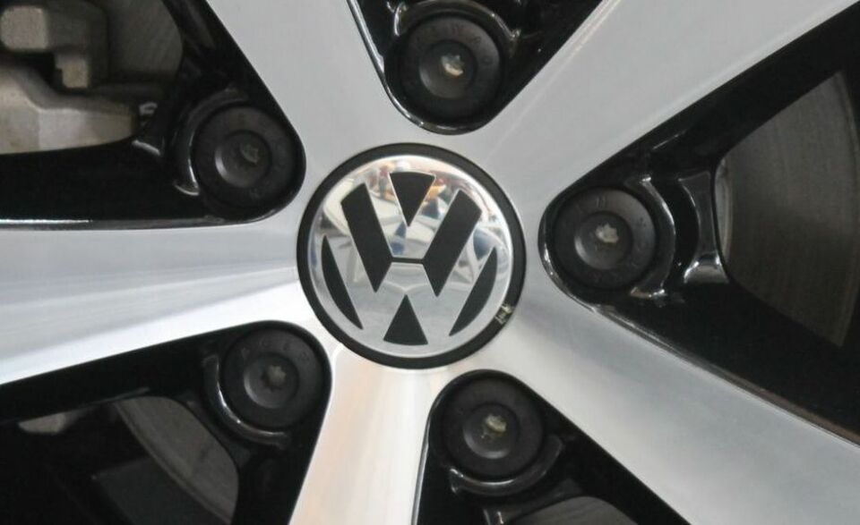 Logo Volkswagen pada velg roda Scirocco GTS model 2014.