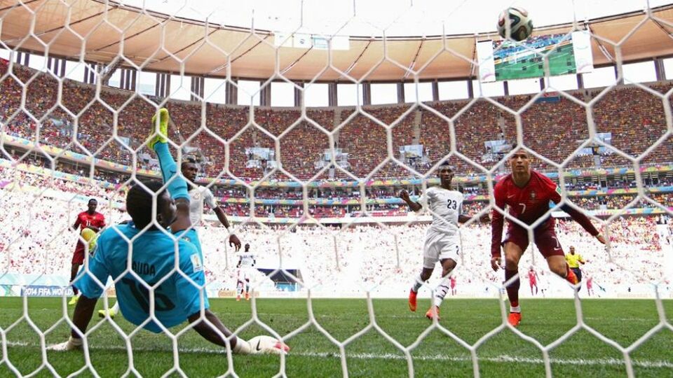 Peluang yang didapatkan penyerang Timnas Portugal Cristiano Ronaldo (7) yang masih dapat digagalkan kiper Ghana Dauda (15).
