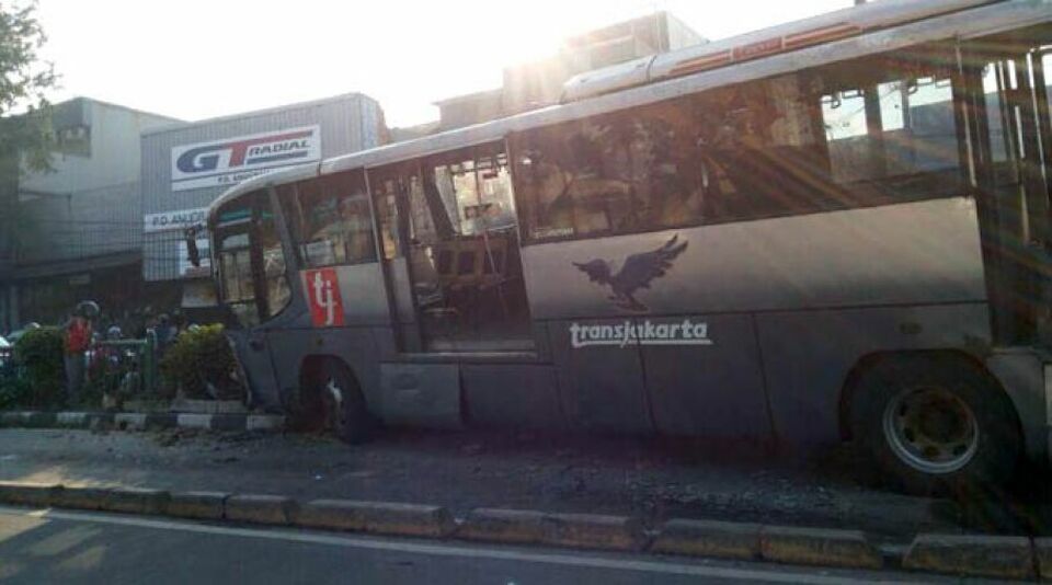 Hindari Kopaja Serobot Jalur, Bus Tranjakarta Seruduk Median Jalan