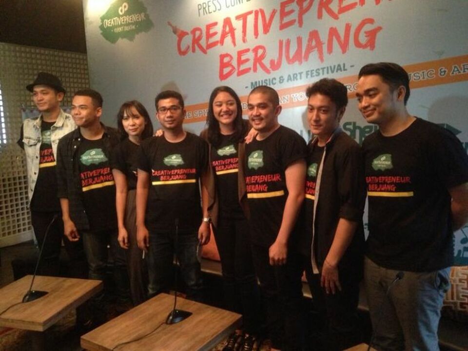 Creativepreneur Berjuang akan diselenggarakan pada 9 Agustus mendatang di Lapangan D, Senayan, Jakarta
Kiri -kanan: Gilang Dirga, Teza Sumendra, Fitri Tropika, Fadri Nur (Co Founder Creativepreneur Event Creator), Putri Tanjung (Founder Creativepreneur Event Creator), Rangga Ilham (Event Creator), Dimas Anggara dan DJ Dhipa Barus.