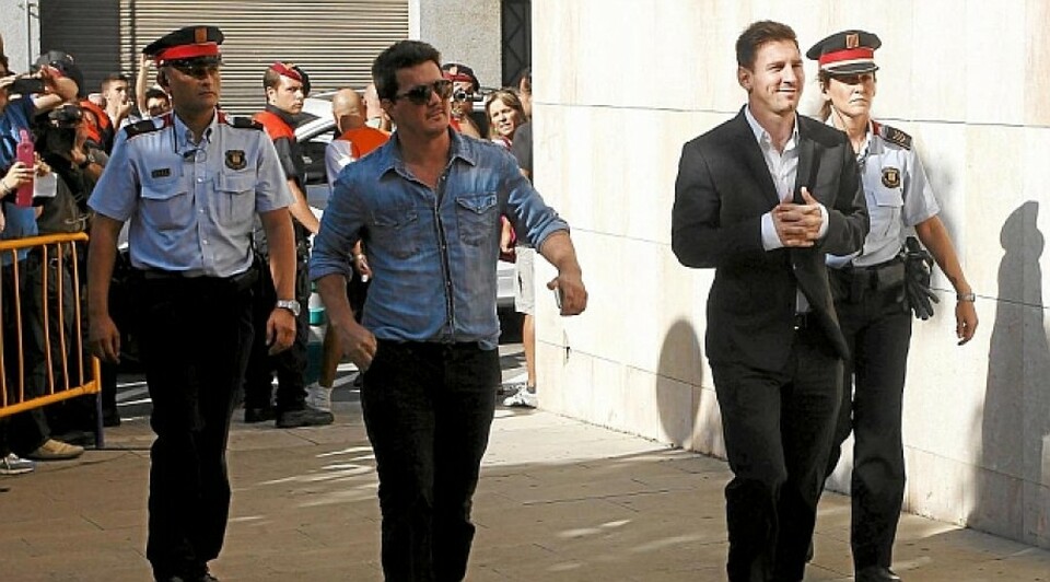 Bintang Barcelona Lionel Messi (kanan) dan ayahnya Jorge Messi saat hendak memasuki persidangan.