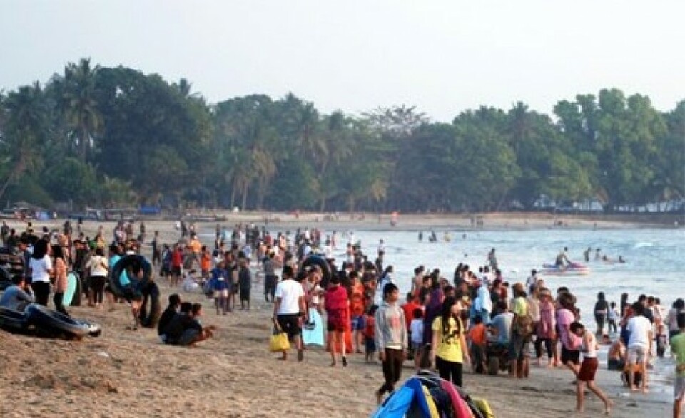 Pantai Anyer dan Carita Dipadati Pengunjung Lalu Lintas Macet Total