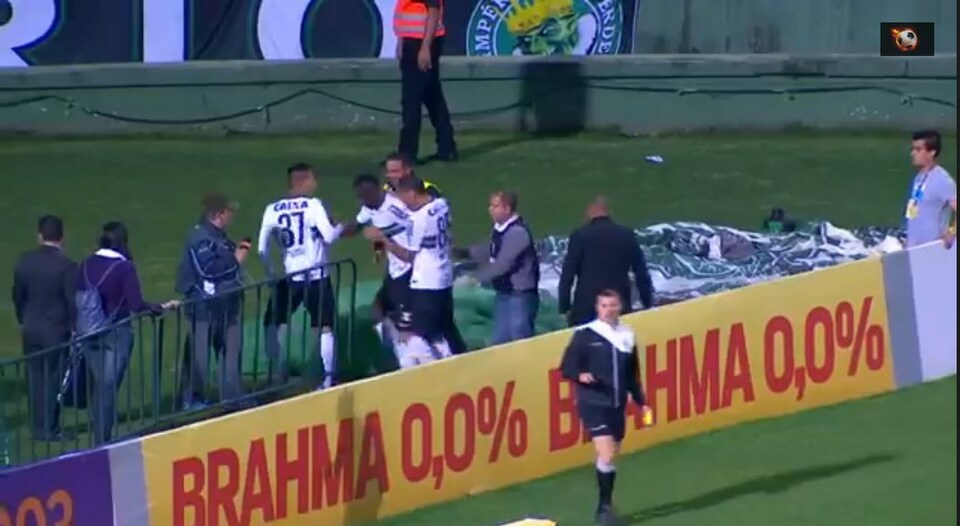 Striker Coritiba FC Joel ditolong rekan-rekannya usai terperosok ke dalam lubang setelah merayakan gol yang dicetaknya ke gawang Sao Paulo.