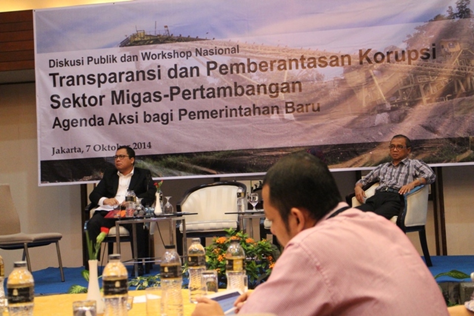  Wakil Ketua KPK Busyro Muqoddas (kanan) dan Tim Ekonomi Jokowi-JK Arif Budimanta (kiri) dalam diskusi publik di hotel Saripan Pacific