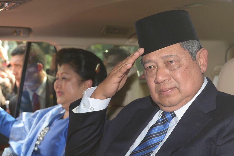 Mantan Presiden Susilo Bambang Yudhoyono (kanan) berserta Ibu Ani Yudhoyono memberi hormat saat meninggalkan istana negara setelah upacara militer menyambut presiden Indonesia yang baru Joko Widodo, Senin (20/10).