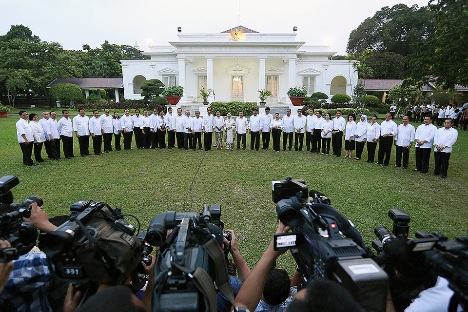 Presiden Joko Widodo dan Wapres Jusuf Kalla foto bersama jajaran menteri Kabinet Kerja yang baru diumumkan.