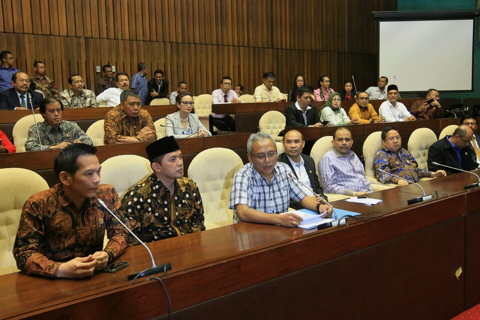 Serum lay anggota DPR RI, perwakilan fraksi partai pendukung pemerintah Jokowi-JK di DPR atau Koalisi Indonesia Hebat, memberi keterangan pers di Kompleks Parlemen, Senayan, Jakarta, Rabu (29/10).