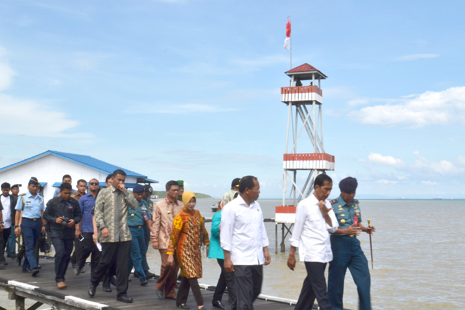 Presiden Joko Widodo tiba Pos TNI AL Desa Sei Pancang Kecamatan Sebatik Utara, Kabupaten Nunukan, Kalimantan Utara, Selasa (16/12). 