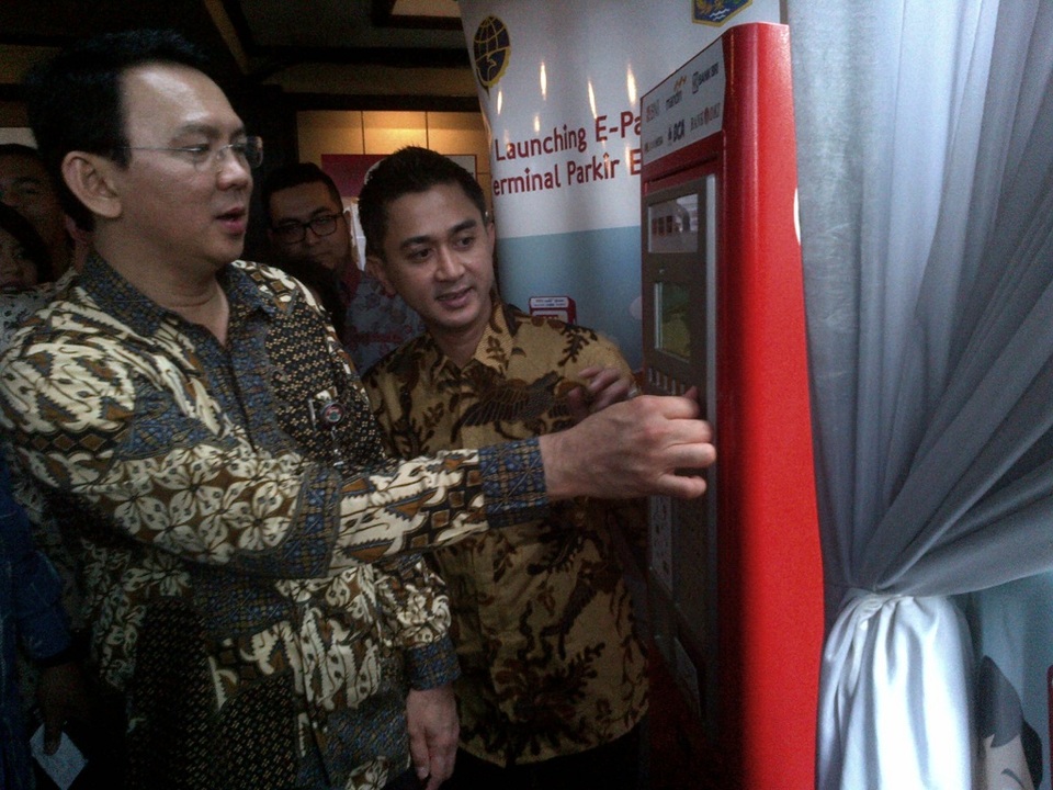 Gubernur DKI Jakarta, Basuki Tjahaja Purnama mencoba alat parkir meter, Jakarta, Kamis (29/1).