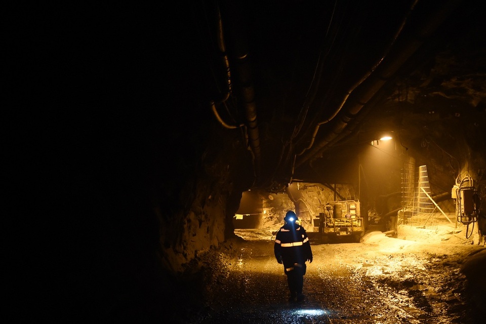 Pekerja tambang berjalan di sebuah tambang bawah tanah (underground mine) milik PT. Freeport Indonesia (PTFI ) di Mimika, Timika, Papua, Sabtu (14/2).