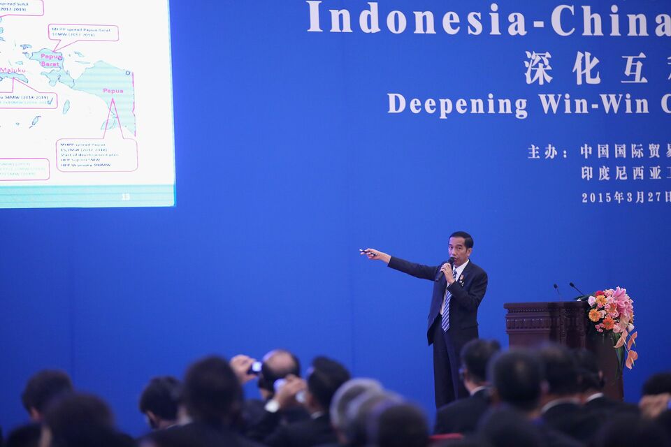 Presiden Joko Widodo memberikan paparan terkait rencana pembangunan di Indonesia kepada sejumlah pengusaha Tiongkok, dalam Forum Kerja Sama Ekonomi Indonesia-Tiongkok di Beijing, Tiongkok, 27 Maret 2015