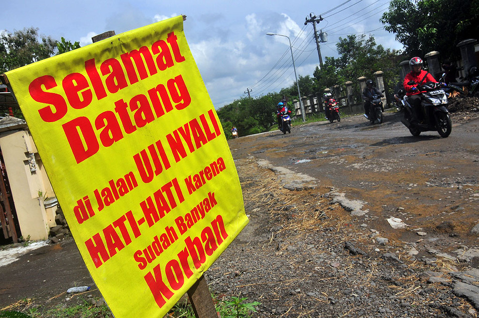 Pilu, Warga Tandu Jenazah Sejauh 6 Km Akibat Jalan Rusak Parah Di Majene