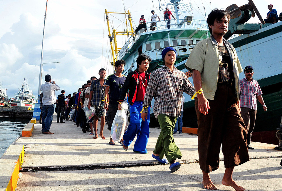Sejumlah Anak Buah Kapal (ABK) WN Myanmar, Laos dan Kamboja yang bekerja di PT. PBR Benjina tiba di PPN Tual, Maluku, 4 April 2015.
