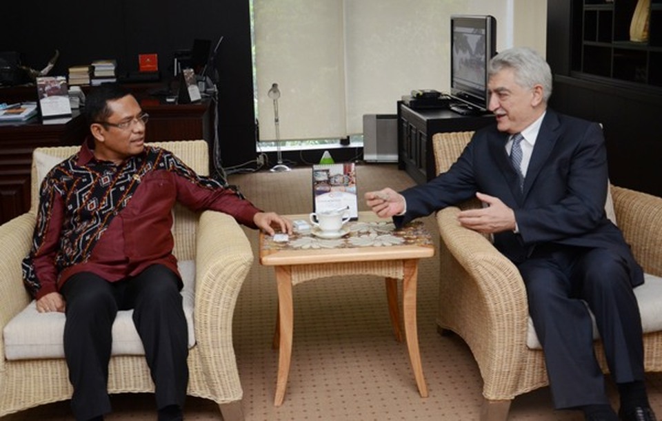 Presiden Direktur & CEO PT Mitsui Indonesia Yukio Takebe (kanan) menemui Menteri Perindustrian Saleh Husin di Jakarta, 13 Mei 2015.