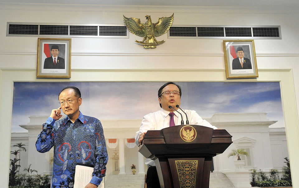 Menkeu Bambang Brodjonegoro (kanan) didampingi Presiden Bank Dunia (World Bank) Jim Yong Kim (kiri)memberikan keterangan pers seusai bertemu Presiden Joko Widodo di Istana Merdeka, Jakarta, 20 Mei 2015.