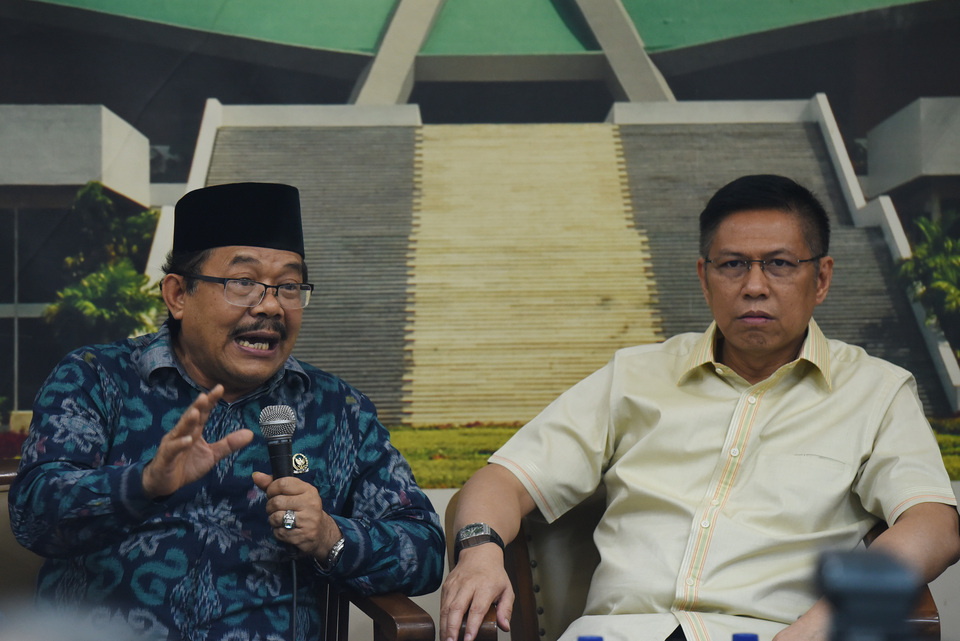 Wakil Ketua komisi VII DPR Mulyadi (kanan) bersama Anggota komisi VII DPR Kurtubi menjadi pembicara dalam diskusi dialektika demokrasi di Kompleks Parlemen Senayan, Jakarta, 21 Mei 2015