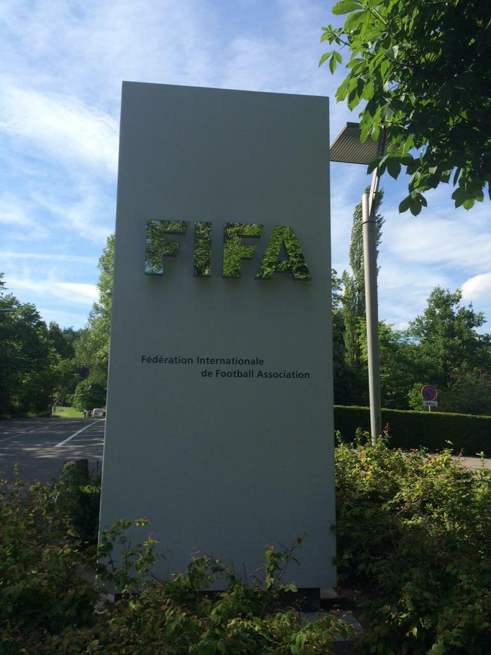 Logo FIFA di pintu masuk Markas Besar FIFA di Zurich
