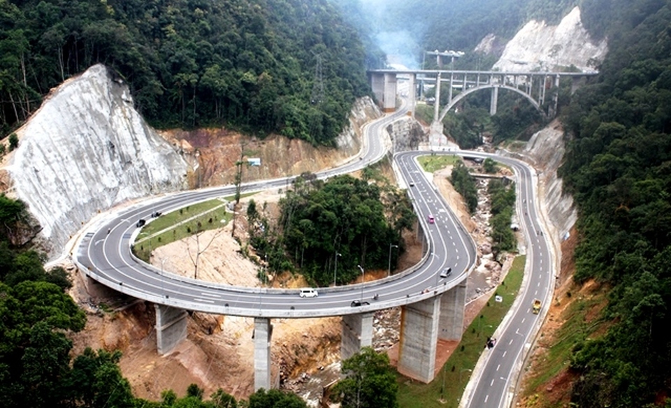 Jembatan kelok sembilan di Sumatera Barat.