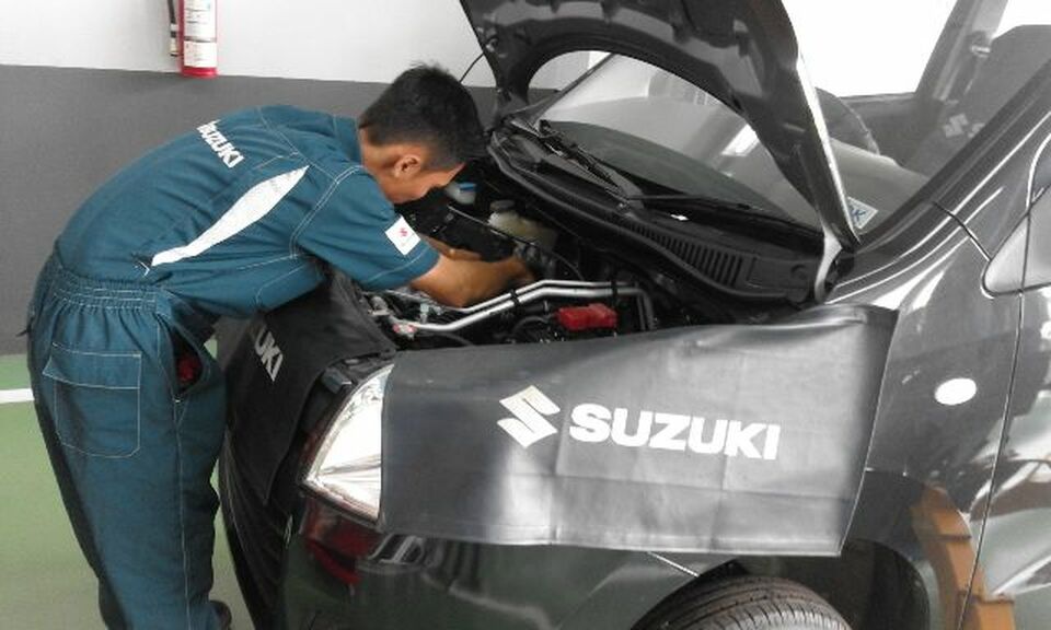 Seorang mekanik tengah bekerja